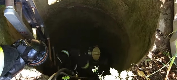 В Гомельской области спасли собаку из колодца - Sputnik Беларусь