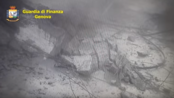 Запись обрушения моста в Генуе с камер видеонаблюдения - Sputnik Беларусь