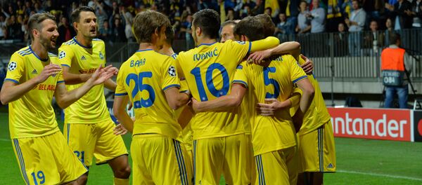 Футболисты БАТЭ радуются забитому голу - Sputnik Беларусь