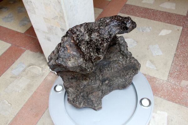 Метеорит Греск случайно поднял из земли тракторист во время распашки поля недалеко от одноименной деревни в Слуцком районе Метеорит Греск случайно поднял из земли тракторист во время распашки поля недалеко от одноименной деревни в Слуцком районе - Sputnik Беларусь