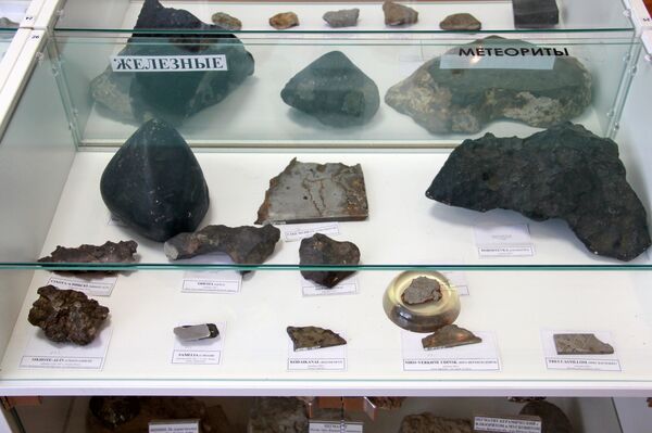 В составе многих метеоритов находится железо, поэтому удобнее всего искать их при помощи металлоискателя В составе многих метеоритов находится железо, поэтому удобнее всего искать их при помощи металлоискателя - Sputnik Беларусь