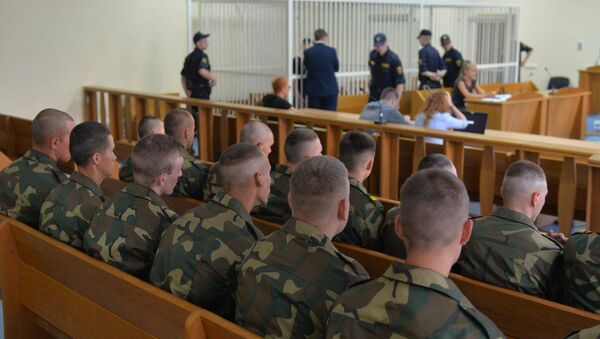 Солдаты, признанные потерпевшими по делу Коржича, в зале суда - Sputnik Беларусь