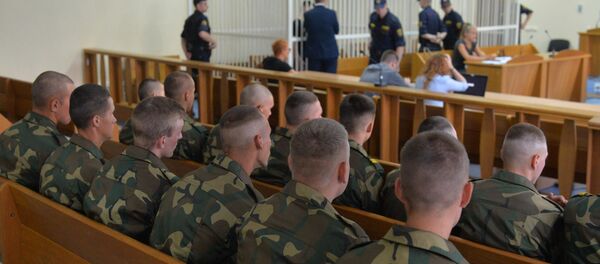 Солдаты, признанные потерпевшими по делу Коржича, в зале суда Солдаты, признанные потерпевшими по делу Коржича, в зале суда - Sputnik Беларусь