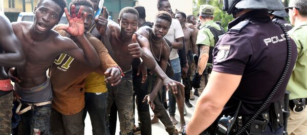 Около 200 мигрантов с боем прорвались в Испанию - Sputnik Беларусь