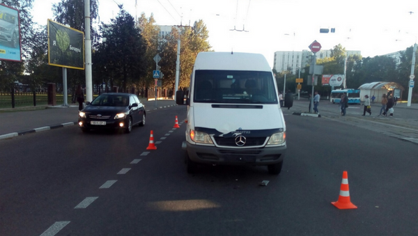 Микроавтобус сбил на перекрестке пешехода в Витебске - Sputnik Беларусь