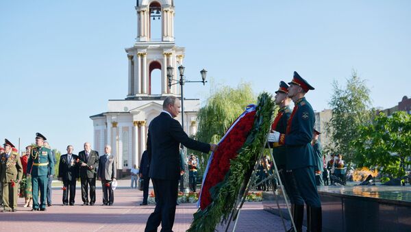 Президент РФ Владимир Путин во время церемонии возложения венка к Могиле Неизвестного Солдата в Курске - Sputnik Беларусь