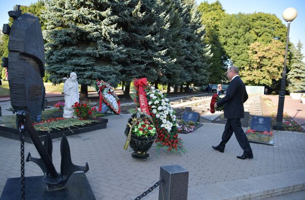 Президент РФ Владимир Путин несет цветы к памятнику морякам атомного подводного крейсера Курск, погибшим в Баренцевом море 12 августа 2000 года - Sputnik Беларусь
