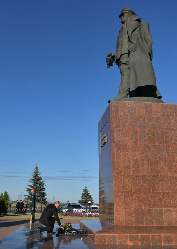 Президент РФ Владимир Путин возлагает цветы к памятнику маршалу Советского Союза Г. К. Жукову в Курске - Sputnik Беларусь