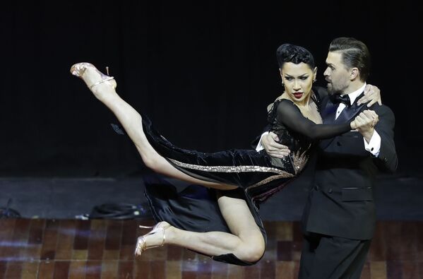 Российская пара Дмитрий Васин и Сагдиана Хамзина во время выступления на чемпионате мира по танго в Аргентине - Sputnik Беларусь