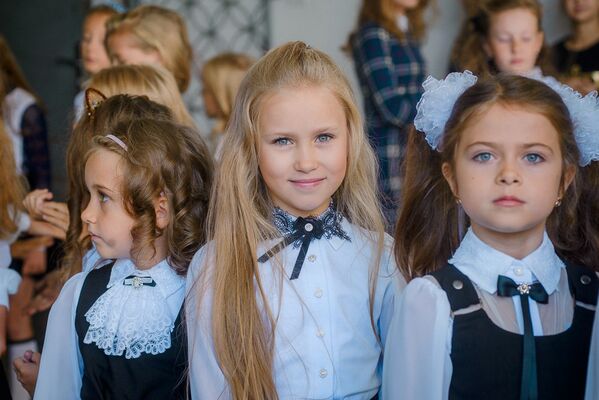 Коллекция школьной одежды для девочек к началу учебного сезона в торговом доме На Немиге - Sputnik Беларусь