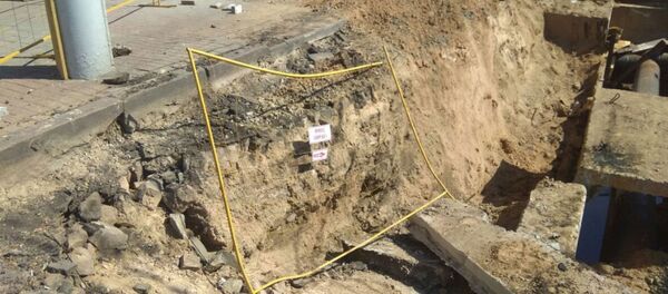 Водитель легкового автомобиля не заметил ограждения и влетел в вырытый котлован - Sputnik Беларусь