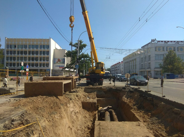 После смертельного случая рабочие перед началом работ теперь крестят яму - Sputnik Беларусь