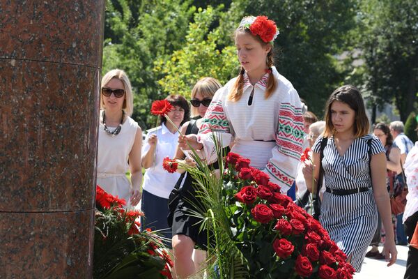 Удзельнікі цырымоніі ўсклалі кветкі да новага помніка - Sputnik Беларусь