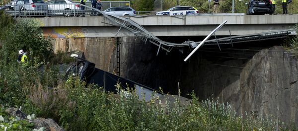 Автобус упал с моста в Финляндии - Sputnik Беларусь