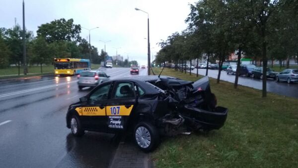 Такси врезалось в столб в Гродно, пострадал водитель - Sputnik Беларусь
