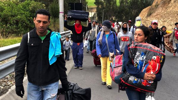 Венесуэльские мигранты идет пешком в Перу - Sputnik Беларусь