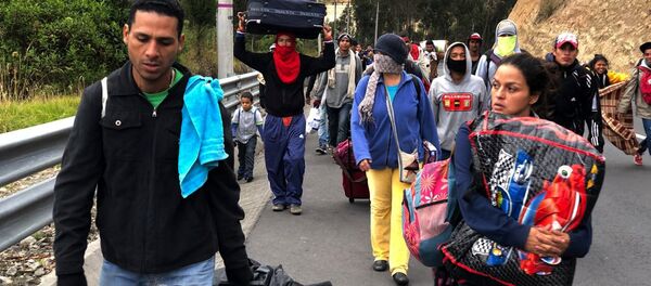 Венесуэльские мигранты идет пешком в Перу - Sputnik Беларусь