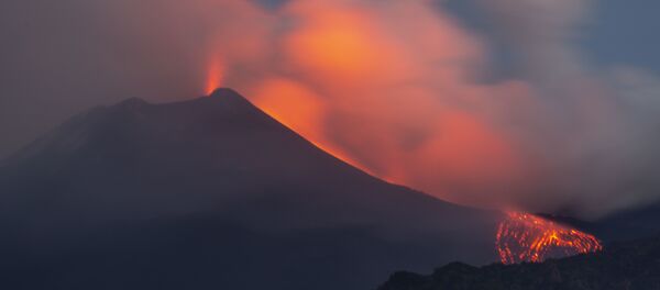 Вулкан Этна на Сицилии, извержение 25 августа 2018 года - Sputnik Беларусь