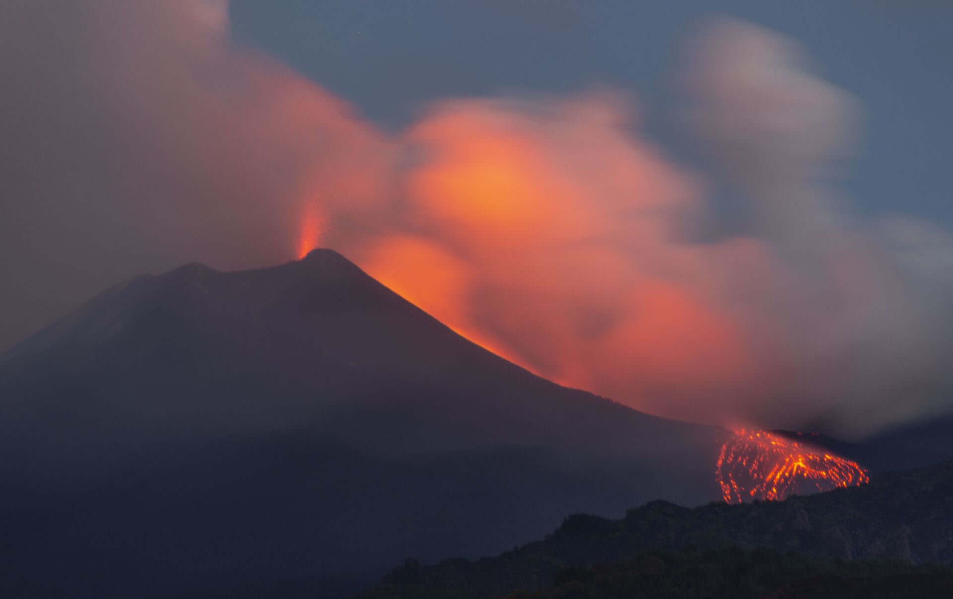 Вулкан Этна. Вулкан проснулся. Действующие вулканы Европы. На склонах вулканов образовались. Кракатау ключевская сопка фудзияма этна