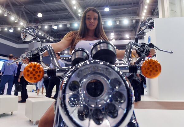 Девушка на мотоцикле китайской компании Lifan - Sputnik Беларусь