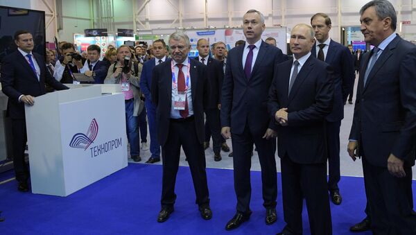 Президент РФ Владимир Путин во время осмотра стендов на выставке технологического развития в рамках международного форума Технопром-2018 - Sputnik Беларусь