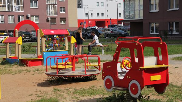 В новом микрорайоне построены прекрасные детские площадки - но их тоже не хватает  - Sputnik Беларусь