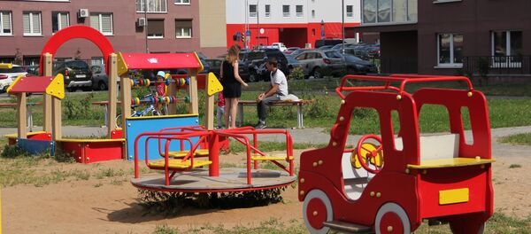 Каля 20 дзіцячых і спартыўных пляцовак усталююць у дварах Мінска Каля 20 дзіцячых і спартыўных пляцовак усталююць у дварах Мінска - Sputnik Беларусь