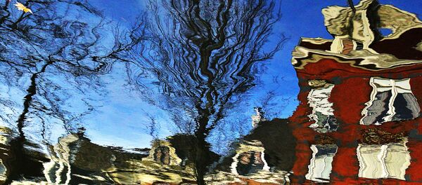 Отражение в воде одной из улиц Амстердама, архивное фото. - Sputnik Беларусь