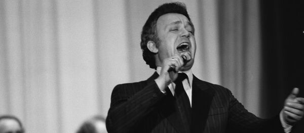 Народный артист РСФСР, советский эстрадный певец (баритон) Иосиф Давыдович Кобзон, 1968 год - Sputnik Беларусь