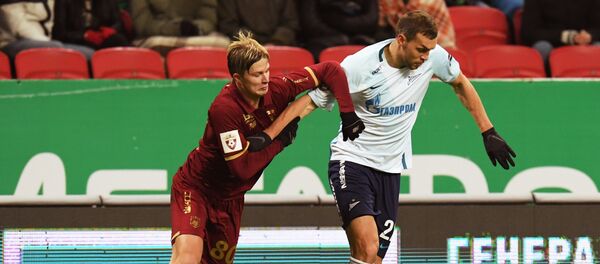 Игрок ФК Рубин Егор Сорокин (слева) и игрок ФК Зенит Артем Дзюба в матче 16-го тура чемпионата России по футболу среди клубов Премьер-лиги между ФК Рубин (Казань) и ФК Зенит (Санкт-Петербург) - Sputnik Беларусь