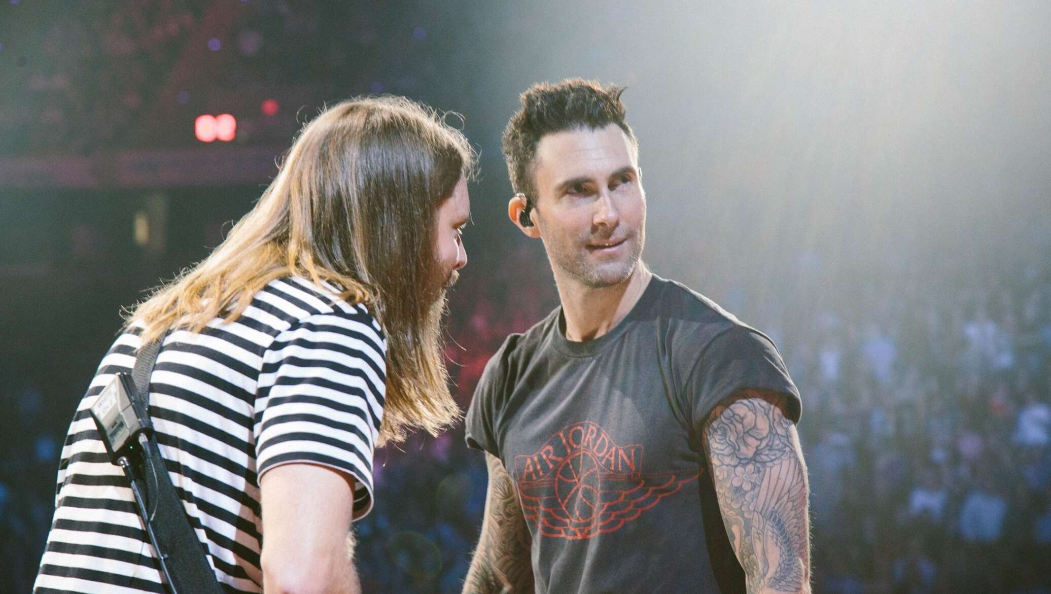 Слушать песни лета 2015. Девушка солиста марун 5. Солист Maroon 5 с женой. Песня про лето 2018. Adam Levine girls like you.