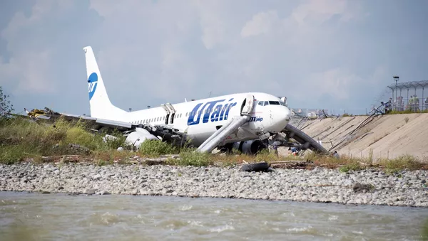 Аварийная посадка самолета авиакомпаниии Utair в Сочи - Sputnik Беларусь