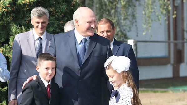 Президент посетил Александрийскую среднюю школу в Шкловском районе - Sputnik Беларусь