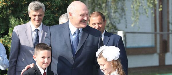 Президент посетил Александрийскую среднюю школу в Шкловском районе - Sputnik Беларусь