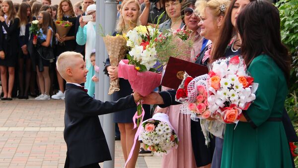 Цветы для первой учительницы, архивное фото - Sputnik Беларусь