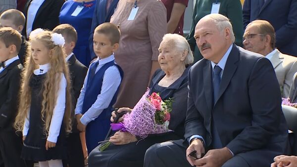 Лукашенко подпел Алене Ланской на школьной линейке – видео - Sputnik Беларусь