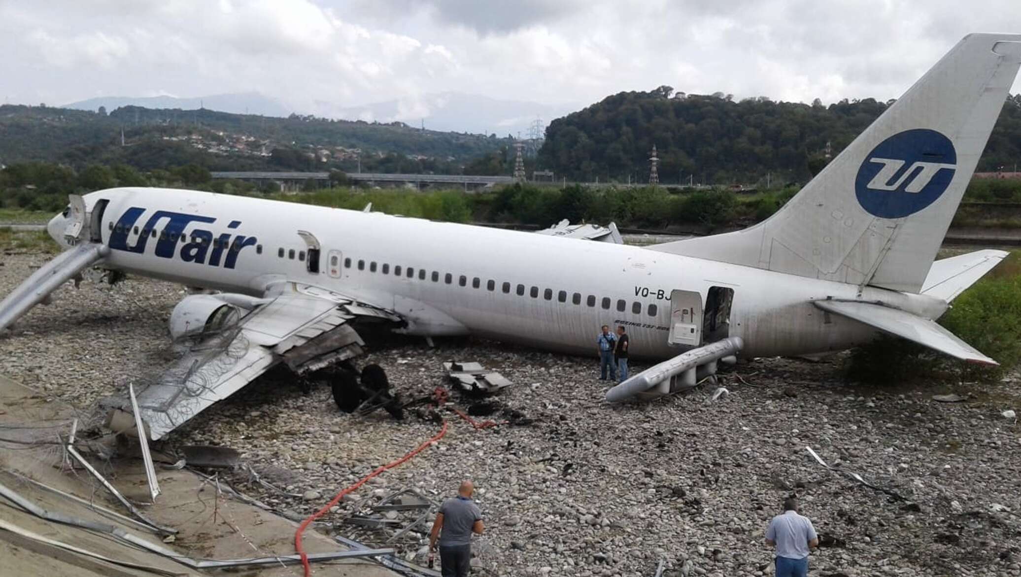 Рейс 321 сочи. Боинг 737-800 ЮТЭЙР Сочи. Авария Boeing 737 в Сочи. Боинг 737 ЮТЭЙР Сочи. Выкатывание Боинг-737 ЮТЭЙР.