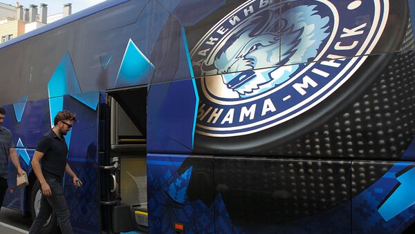 Хоккеисты минского Динамо садятся в клубный автобус - Sputnik Беларусь