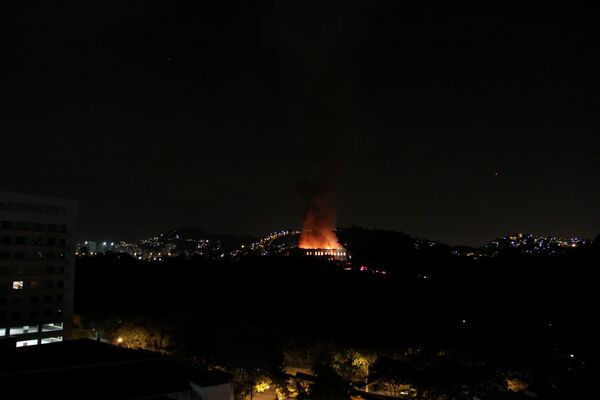Национальный музей Бразилии в Рио-де-Жанейро сгорел в результате пожара - Sputnik Беларусь