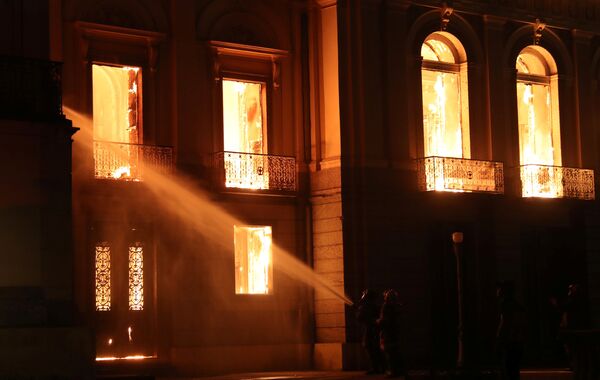 Национальный музей Бразилии в Рио-де-Жанейро сгорел в результате пожара - Sputnik Беларусь