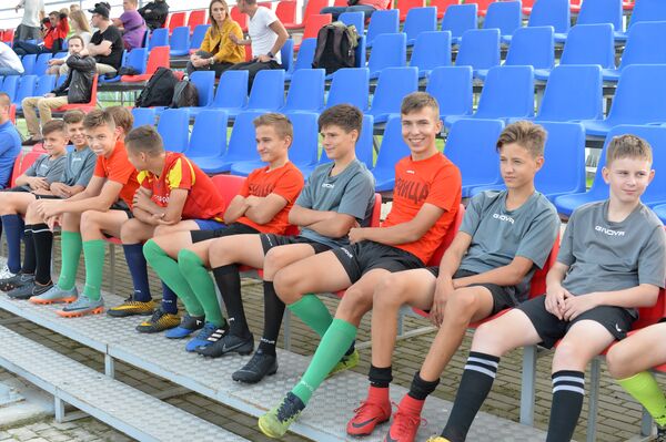 Юные болельщики следят за тренировкой сборной Беларуси - Sputnik Беларусь