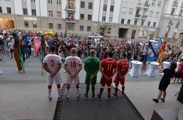 В красном футболисты будут играть на выезде, в белом — в домашних матчах, а вратарь наденет зеленую форму - Sputnik Беларусь