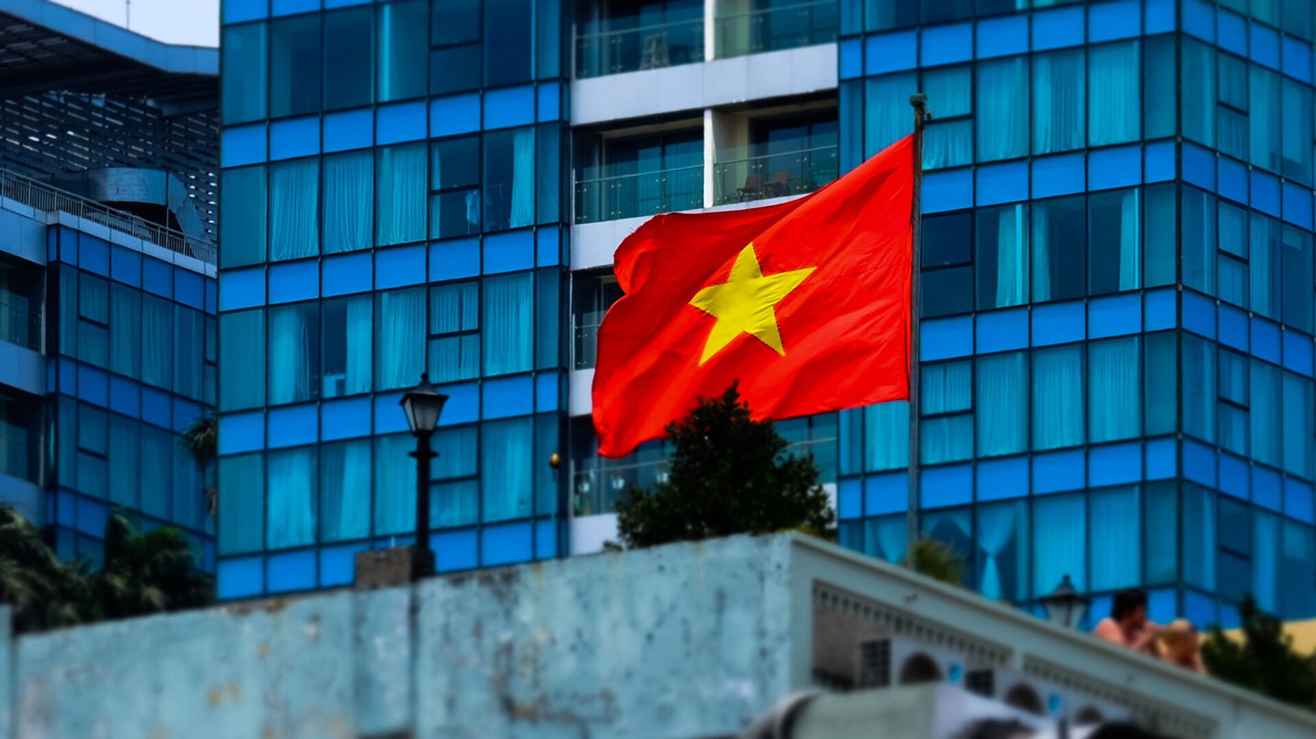 Флаг Демократической Республики Вьетнам на одном из зданий в Хошимине - Sputnik Беларусь, 1920, 15.03.2022