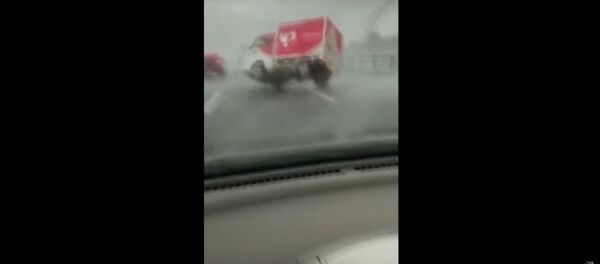 Разлетающиеся машины, контейнеры и крыши: тайфун Джеби глазами японцев - Sputnik Беларусь