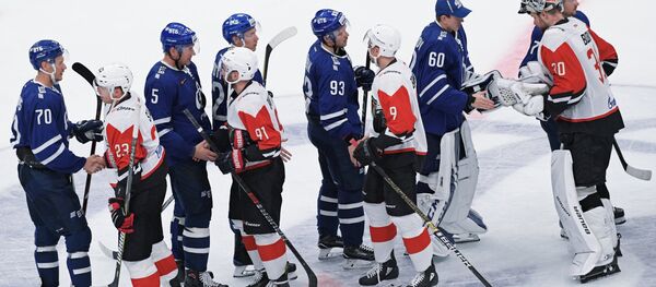Игроки ХК Динамо и игроки ХК Авангард после матча регулярного чемпионата Континентальной хоккейной лиги - Sputnik Беларусь