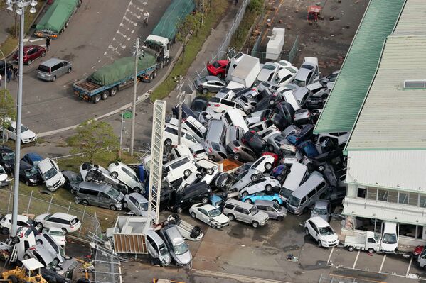 Скопившиеся в кучу автомобили в результате тайфуна Джеби в Японии - Sputnik Беларусь