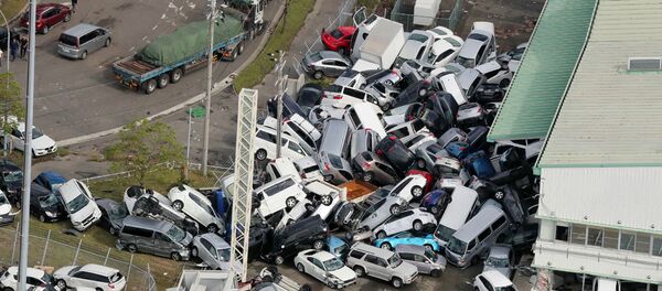 Скопившиеся в кучу автомобили в результате тайфуна Джеби в Японии Скопившиеся в кучу автомобили в результате тайфуна Джеби в Японии - Sputnik Беларусь