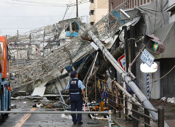 Последствия тайфуна Джеби в Осаке, Япония - Sputnik Беларусь