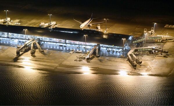 Аэропорт в Кансай, затопленный в результате тайфуна Джеби - Sputnik Беларусь