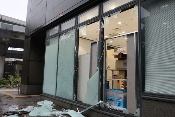 Сломанные окна в результате тайфуна Джеби в Японии - Sputnik Беларусь